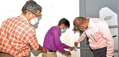 திருவள்ளூர் மாவட்டத்தில் பயன்படுத்தப்பட்ட வாக்குப்பதிவு இயந்திரங்கள் வைக்கப்பட்டு உள்ள கிடங்கைப் பூட்டி, சீல் வைத்த மாவட்ட தேர்தல் அலுவலர் பா.பொன்னையா.