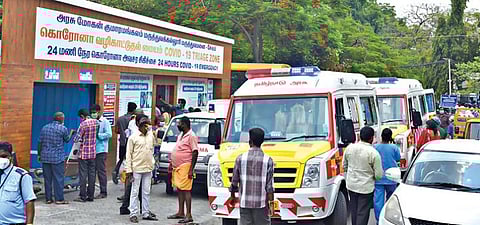 தனியார் மருத்துவமனைகளில் இருந்து மேல் சிகிச்சைக்காக சேலம் அரசு மருத்துவமனைக்கு வந்த கரோனாவால் பாதிக்கப்பட்டவர்கள் கரோனா பிரிவில் இடம் இல்லாததால், ஆம்புலன்ஸில் காத்திருந்தனர். படம்: எஸ். குரு பிரசாத்