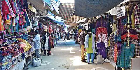 வாரந்தோறும் செவ்வாய்கிழமையன்று வியாபாரிகள் மற்றும் வாடிக்கையாளர்களால் நிரம்பி வழியும் ஈரோடு ஜவுளிச்சந்தை, கரோனா பரவல் மற்றும் கட்டுப்பாடுகளால் நேற்று வெறிச்சோடிக் காணப்பட்டது.