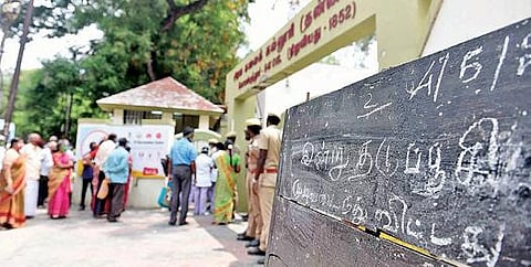 கோவை அரசு கலை அறிவியல் கல்லூரி வளாகத்தில் செயல்பட்டுவரும் கரோனா தடுப்பூசி மையத்தில் தடுப்பூசி முடிவடைந்துவிட்டதாக நேற்று வைக்கப்பட்டிருந்த அறிவிப்பு பலகை. படம்: ஜெ.மனோகரன்