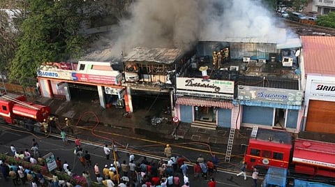 திருச்சியில் தீ விபத்து; ஒரு கடை முற்றிலும் எரிந்து நாசம்- 2 கடைகளில் சேதம்
