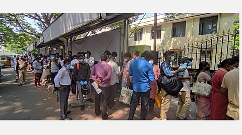 ரெம்டெசிவிர் வாங்க அலைபாயும் கூட்டம்: ஆயிரக்கணக்கானோர் இன்றும் வரிசையில் நிற்கும் அவலம்