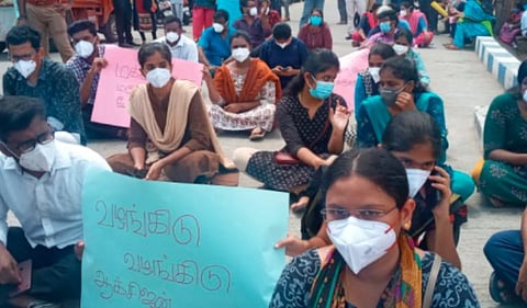 போராட்டத்தில் ஈடுபட்ட அரசு மருத்துவர்கள்.