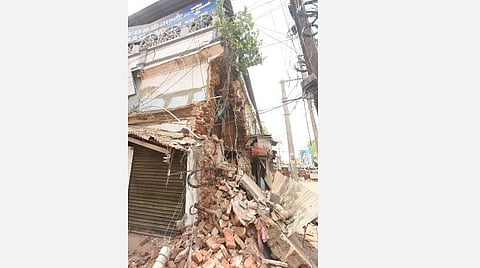 மதுரையில் மழை காரணமாக இடிந்து விழுந்த நூற்றாண்டுகள் பழமையான கட்டிடம்