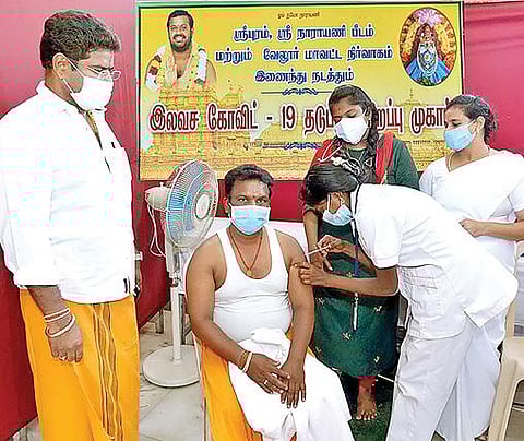 வேலூர் புரம் நாராயணி பீடம் சார்பில், கரோனா இலவச தடுப்பூசி முகாமை பீடத்தின் இயக்குநர் மற்றும் அறங்காவலர் சுரேஷ் தொடங்கி வைத்தார்.