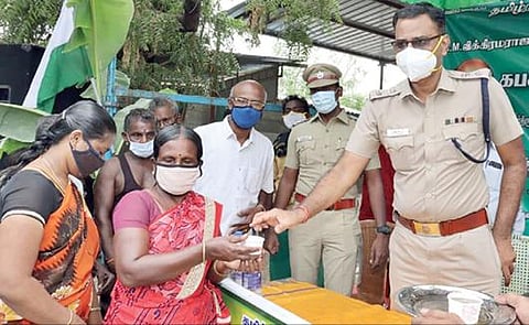 தூத்துக்குடி 3-ம் மைல் பகுதியில் நடைபெற்ற வணிகர் சங்க பேரமைப்பு ஆண்டு விழாவில் எஸ்பி ஜெயக்குமார் சிறப்பு விருந்தினராக பங்கேற்று கபசுரக் குடிநீர் வழங்கினார்.