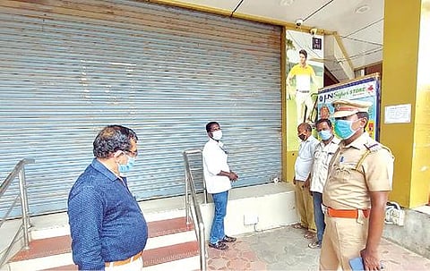 தூத்துக்குடியில் கரோனா தடுப்பு விதிமுறைகளை மீறி செயல்பட்ட ஜவுளிக் கடைக்கு மாநகராட்சி அதிகாரிகள் சீல் வைத்தனர்.