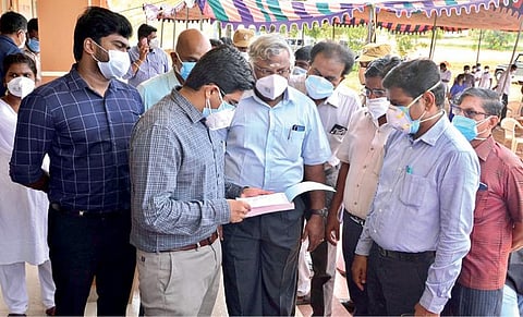 திருநெல்வேலி அரசு மருத்துவ கல்லூரி மருத்துவமனை அருகேயுள்ள காந்திமதி அரசு மேல்நிலைப்பள்ளியில் கரோனா நோயாளிகளுக்கு பரிசோதனை மேற்கொள்ளும் பரிசோதனை மையத்தை மாவட்ட ஆட்சியர் வே. விஷ்ணு தொடங்கி வைத்தார். படம்: மு.லெட்சுமி அருண்.