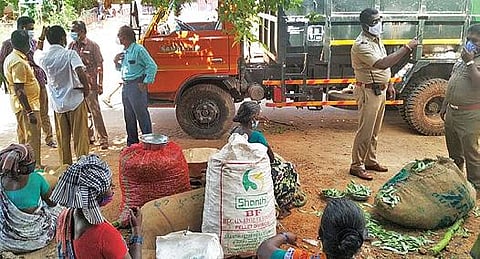 சிவகங்கை நகராட்சியில் நேற்று விதிகளை மீறி காய்கறி கடைகள் அமைத்த வியாபாரிகளை நகராட்சி அதிகாரிகள் மற்றும் போலீஸார் எச்சரித்து கடைகளை அப்புறப்படுத்தினர்.