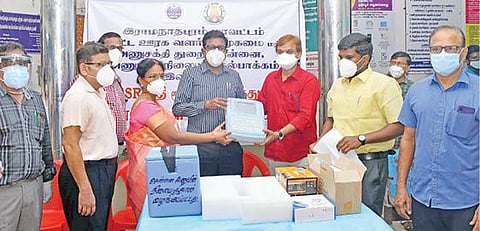 கல்பாக்கம் அணுமின் நிலையம் வழங்கிய மருத்துவக் கருவிகளை மருத்துவமனை டீன் எம்.அல்லியிடம் வழங்கினார் மாவட்ட ஆட்சியர் தினேஷ் பொன்ராஜ் ஆலிவர்.