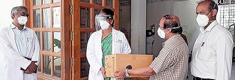 விழுப்புரம் அரசு மருத்துவக் கல்லூரி மருத்துவமனைக்கு முதல்வர் குந்தவை தேவியிடம் இந்திய மருத்துவ சங்கம் சார்பில் மருத்துவ உபகரணங்களை மருத்துவர் செல்வராஜ் வழங்கினார்.