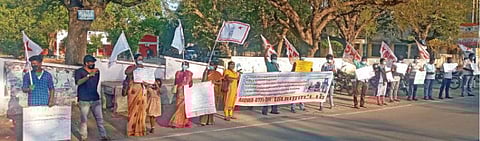 செங்கல்பட்டு அரசு மருத்துவமனையில் போதிய ஆக்சிஜன் வசதியை ஏற்படுத்த வலியுறுத்தி, செங்கல்பட்டு ஆட்சியர் அலுவலகம் முன்பு ஆர்ப்பாட்டத்தில் ஈடுபட்ட இந்திய ஜனநாயக வாலிபர் சங்கத்தினர்.