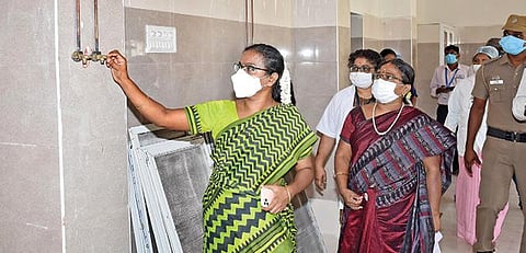 காஞ்சிபுரம் அரசு மருத்துவமனையில் புதிய கட்டிடத்தில் ஆய்வு செய்கிறார் மாவட்ட ஆட்சியர் மகேஸ்வரி. உடன் மருத்துவப் பணிகள் இணை இயக்குநர் ஜீவா.