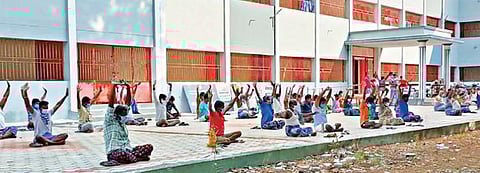 கரோனா வைரஸால் பாதிக்கப்பட்டவர்களுக்கு சித்த மருத்துவ சிகிச்சை அளிக்க சேலம் கோரிமேடு அரசு மகளிர் கலைக் கல்லூரியில் சிறப்பு மையம் அமைக்கப்பட்டுள்ளது. இங்கு சிகிச்சை பெறுவோருக்கு தினசரி காலையில் உடற்பயிற்சி மற்றும் சித்தா முறை யோகா பயிற்சி அளிக்கப்படுகிறது.