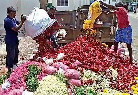 கரோனா ஊரடங்கு கட்டுப்பாடுகளால் - விற்பனையின்றி குப்பையில் கொட்டப்படும் பூக்கள் :