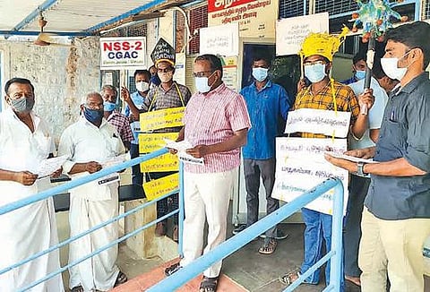 கரோனாவை தடுக்க முகக்கவசமே முதல் ஆயுதம் : விழிப்புணர்வு ஏற்படுத்திய கல்லூரி மாணவர்கள்