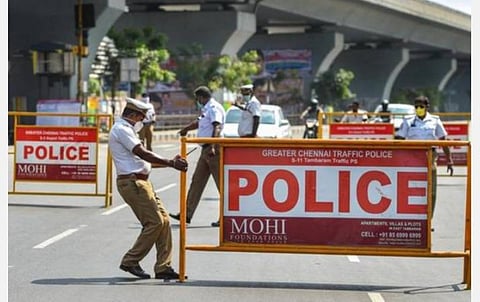 புறநகர் ரயில்களில் பொதுமக்களுக்கு தடை; பேருந்துகளில் 50 சதவீதம் அனுமதி: தமிழகத்தில் புதிய கட்டுப்பாடுகள் இன்று முதல் அமல்- மே 20 வரை மளிகை, காய்கறி, தேநீர் கடைகள் தவிர மற்ற கடைகள் இயங்காது