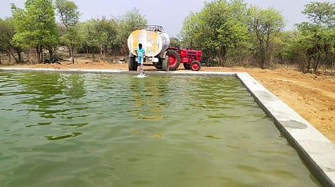 ஓசூர் வனச்சரகம் சானமாவு காப்புக்காட்டில் உள்ள 1.50 லட்சம் லிட்டர் கொள்ளளவு கொண்ட தொட்டியில் தண்ணீர் நிரப்பும் பணியில் ஈடுபட்டுள்ள வனத்துறை பணியாளர்கள்.