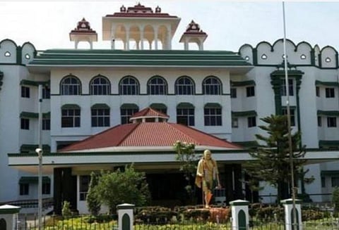 தனியார் மருத்துவமனைகளில் கரோனா சிகிச்சைக்கு அதிகக் கட்டணம்; தடுக்க நடவடிக்கை- உயர் நீதிமன்றம் உத்தரவு