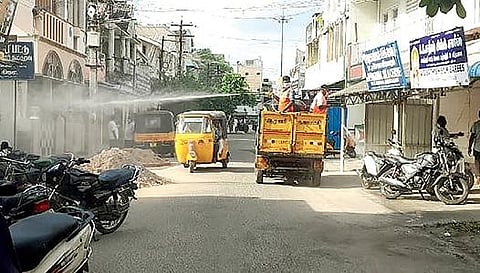 ஆரணி நகரம் கொசப்பாளையம் பகுதியில் கரோனா தொற்று பரவலை தடுக்க கிருமி நாசினி மருந்து தெளிக்கும் பணி தீவிரப்படுத்தப்பட்டுள்ளது.