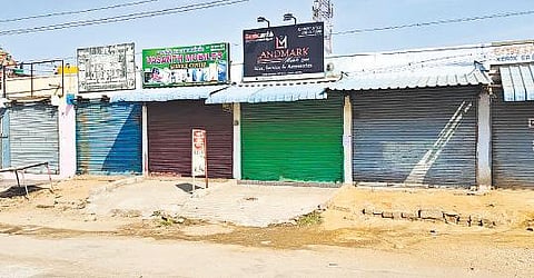 திருப்பத்தூர் - கிருஷ்ணகிரி பிரதான சாலையில் மூடப்பட்டுள்ள கடைகள்.