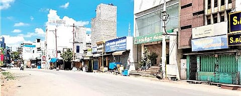 கோவில்பட்டியில் நண்பகல் 12 மணிக்கு பிறகு கடைகள் அடைக்கப்பட்டதால் பிரதான சாலை வெறிச்சோடி காணப்பட்டது.