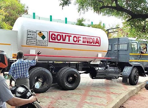 மகேந்திரகிரியிலுள்ள ஐஎஸ்ஆர்ஓ திரவ இயக்க உந்தும வளாகத்திலிருந்து 8 ஆயிரம் லிட்டர் திரவ ஆக்சிஜன், திருநெல்வேலி அரசு மருத்துவக் கல்லூரி மருத்துவமனைக்கு நேற்று கொண்டுவரப்பட்டது.