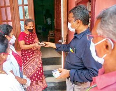 நாகர்கோவிலில் கரோனா தொற்றை கட்டுப்படுத்தும் வகையில் வீடுகள் தோறும் சுகாதாரத்துறை சார்பில் கபசுபரக் குடிநீர் வழங்கப்பட்டது.