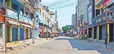 கிருஷ்ணகிரி நகரில் எப்போதும் நெரிசல் மிகுந்து காணப்படும் கே.தியேட்டர் சாலை நேற்று மதியம் வெறிச்சோடி காணப்பட்டது.