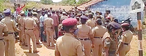 எருமைநாயக்கன்பட்டியில் புறம்போக்கில் கட்டிய வீட்டை நீதிமன்ற உத்தரவுப்படி காலி செய்யும் பணிக்காக பாதுகாப்புக்குச்சென்ற போலீஸார்.