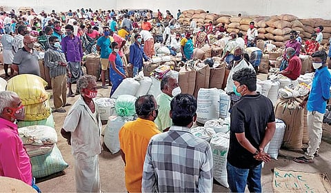கள்ளக்குறிச்சி ஒழுங்குமுறை விற்பனை கூடத்தில் தானியங்கள் எடைபோடும் பகுதியில் சார்- ஆட்சியர் காந்த் ஆய்வு செய்தார்.