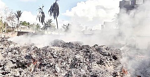 பிள்ளையார்குப்பம் கிராமத்தில் பற்றி எரியும் பிளாஸ்டிக் கழிவால் பரவியுள்ள புகை மண்டலம்.