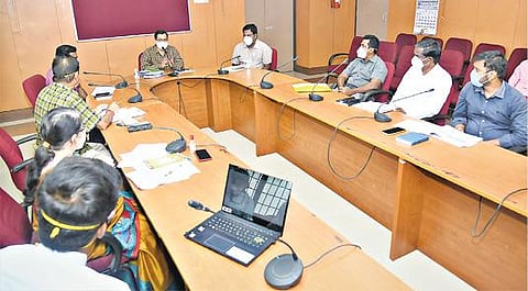 கரோனா தொற்று தடுப்பு நடவடிக்கைகளை தீவிரப்படுத்துவது தொடர்பாக சேலம் ஆட்சியர் அலுவலகத்தில் அனைத்துத் துறை அலுவலர்கள் பங்கேற்ற ஆலோசனைக் கூட்டம் நடந்தது. இதில், ஆட்சியர் ராமன் பேசினார்.