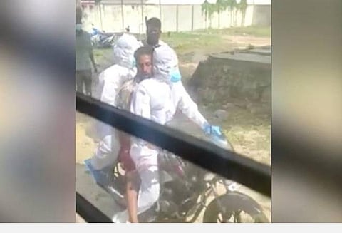 உயிருக்குப் போராடிய கரோனா நோயாளியை பைக்கில் அமரவைத்து மருத்துவமனைக்கு கொண்டு சென்ற காட்சி | படம் உதவி: ட்விட்டர்.