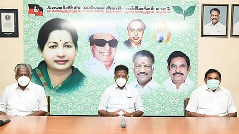 முடிவு எட்டப்படாமல் முடிந்த அதிமுக எம்எல்ஏக்கள் கூட்டம்: கட்சிக்குள் மீண்டும் தலைதூக்கும் ஒற்றைத் தலைமை கோஷம்