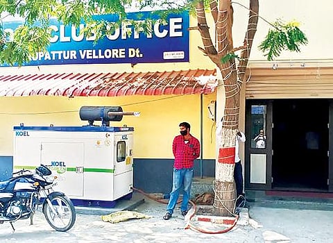 அறக்கட்டளை அலுவலகத்தையொட்டி வைக்கப்பட்டுள்ள ஜெனரேட்டர்.