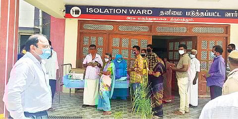 திருப்பத்தூர் அரசு மருத்துவமனையில் கரோனா தனிமைப்படுத்தும் சிறப்பு வார்டில் நேற்று ஆய்வு செய்த மாவட்ட ஆட்சியர் சிவன் அருள்.