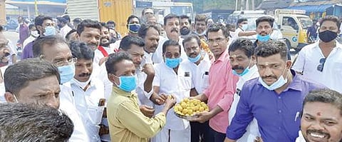 நாகர்கோவில் வடசேரியில் இனிப்பு வழங்கி மகிழ்ச்சியை வெளிப்படுத்திய திமுகவினர்.