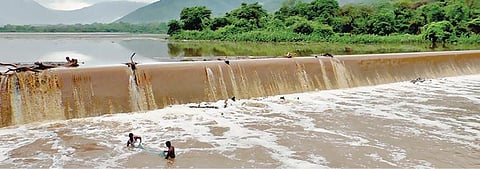 கோபி அருகேயுள்ள குண்டேரிப்பள்ளம் அணை நிரம்பியதால், உபரிநீர் ஓடையில் வெளியேற்றப்படுகிறது.