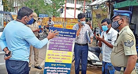 கரோனா பாதுகாப்பு விதிமுறைகளைப் பின்பற்றாத, ஈரோடு மாவட்ட ஆட்சியர் அலுவலகம் எதிரே செயல்பட்டு வரும் டீ கடைக்கு ஆட்சியர் சி.கதிரவன் அபராதம் விதித்தார்.