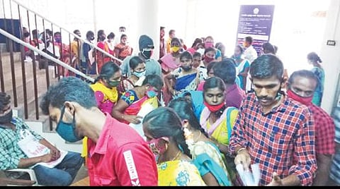 மருத்துவத் துறையில் தற்காலிகப் பணிக்காக விண்ணப்பிக்க மாவட்ட ஆட்சியர் அலுவலகத்தில் சமூக இடைவெளியின்றி குவிந்த விண்ணப்பதாரர்கள்.