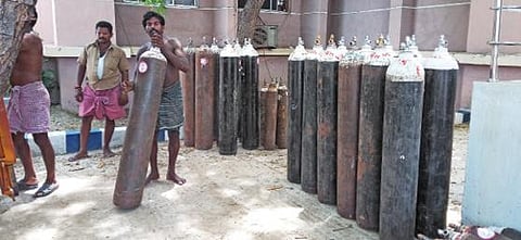 அரசு மருத்துவமனைகளிலிருந்து ஆக்சிஜன் நிரப்புவதற்காக விருதுநகரில் உள்ள மாவட்ட மருந்து கிடங்குக்கு லாரிகளில் கொண்டு வரப்பட்டு இறக்கி வைக்கப்படும் சிலிண்டர்கள்.