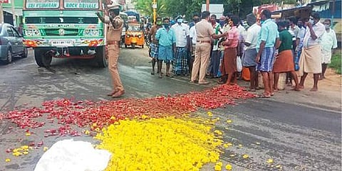 ஆண்டிபட்டியில் பூ மார்க்கெட்டை மூடியதால் விற்பனைக்காகக் கொண்டு வந்திருந்த பூக்களை சாலையில் கொட்டி போராட்டம் நடத்திய விவசாயிகள்.