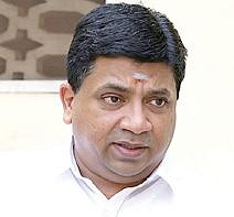 திண்டுக்கல்லில் சாமியார் போல திரிந்தவரை அழைத்துச்செல்ல வந்த குடும்பத்தினர் முன் மறியல் : கதறி அழுதவர்களை சமாதானப்படுத்திய போலீஸ்