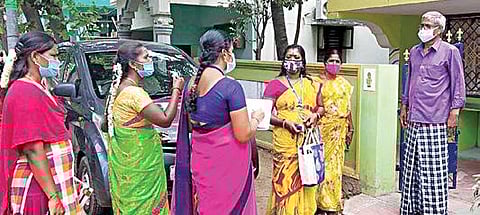 விழுப்புரம் தந்தை பெரியார் நகரில் அங்கன்வாடி, மற்றும் சுகாதாரப்பணியாளர்கள் வீடு வீடாக சென்று கரோனா பரிசோதனை செய்தனர்.