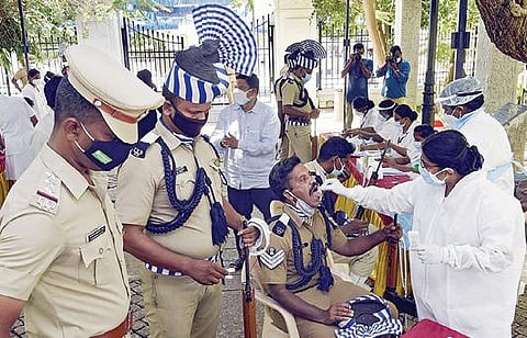 புதுச்சேரி முதல்வர் ரங்கசாமி பதவியேற்பு விழாவில் பங்கேற்க வந்தவர்களுக்கு கரோனா பரிசோதனை மேற்கொள்ளப்பட்டது. படம்: எம்.சாம்ராஜ்