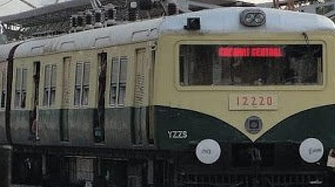 பொதுமக்கள் பயணிக்க தடை எதிரொலி- காலியாக செல்லும் மின் ரயில்கள்