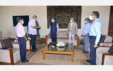 மே.வங்கத்தில் தேர்தலுக்கு பிந்தைய வன்முறை- ஆளுநருடன் உள்துறை அமைச்சக குழு சந்திப்பு