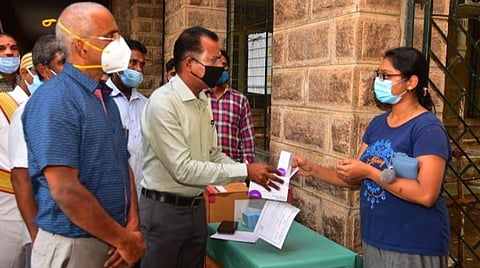 மதுரையில் ரெம்டெசிவிர் மருந்து விற்பனையைத் தொடக்கிவைத்த ஆட்சியர் அன்பழகன்| படம்: எஸ்.கிருஷ்ணமூர்த்தி.