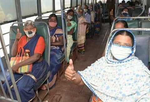 ஈரோட்டில் இலவசமாக பயணம் செய்த பெண்கள். படம்: கோவர்த்தன்.எம்